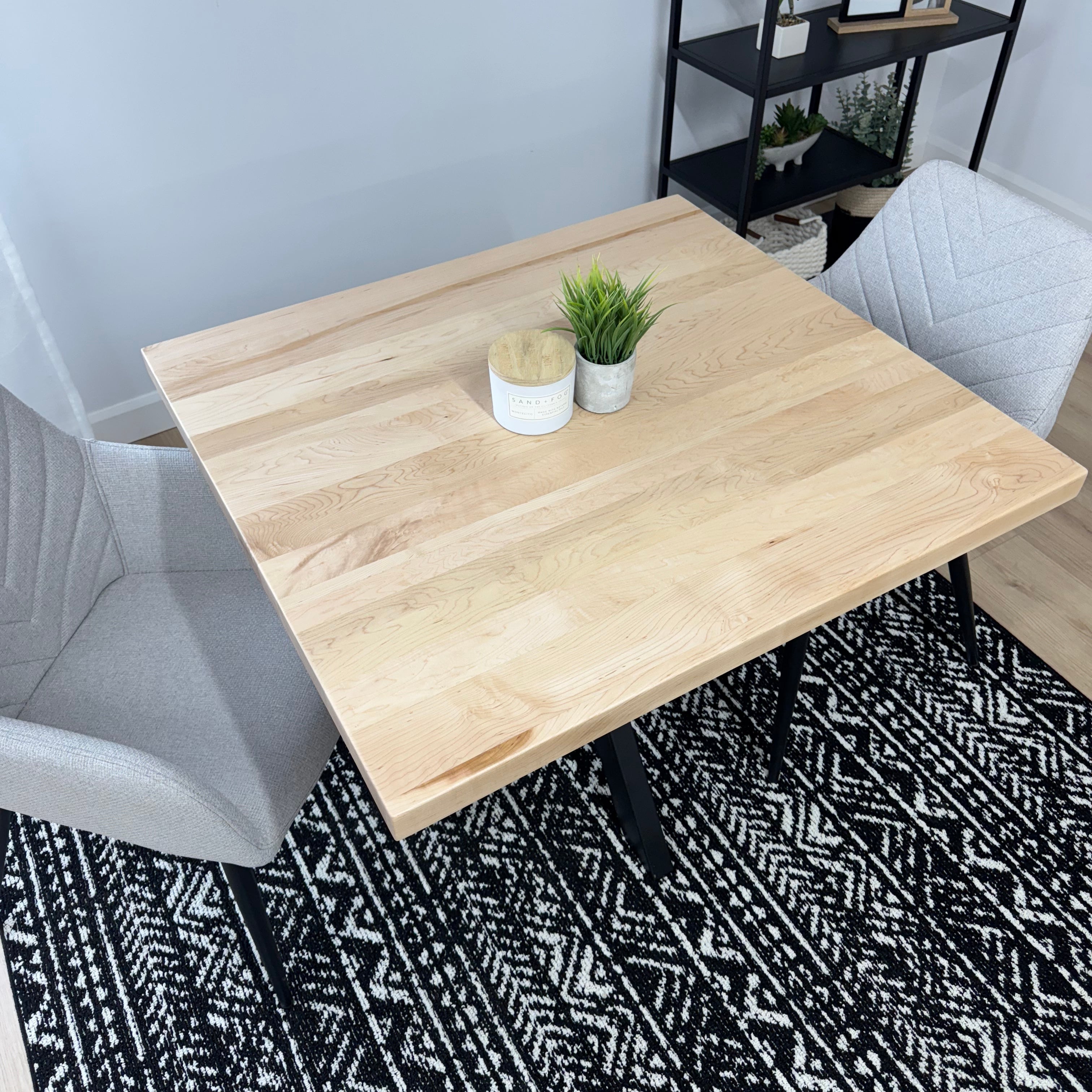 Petite table de ferme bois clair et carreaux de carrelage Petite table de ferme bois clair et carreaux de carrelage